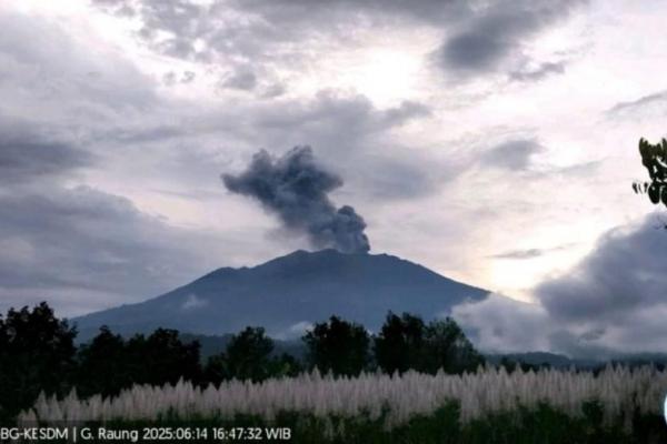 Gunung Raung, Jawa Timur, saat meletus (Foto: Antara) 